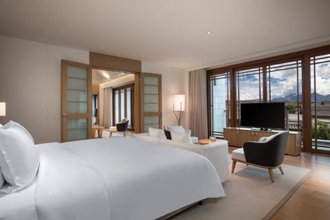 玉龙雪山山下留影,玉龙雪山山顶可以看到丽江全景