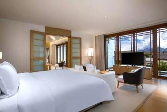 玉龙雪山山下留影,玉龙雪山山顶可以看到丽江全景