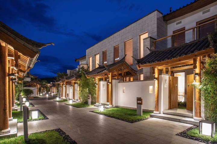 玉龙雪山山下留影,玉龙雪山山顶可以看到丽江全景