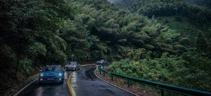 玉龙雪山山下留影,玉龙雪山山顶可以看到丽江全景