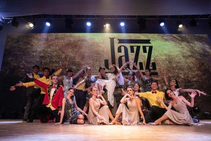 玉龙雪山山下留影,玉龙雪山山顶可以看到丽江全景