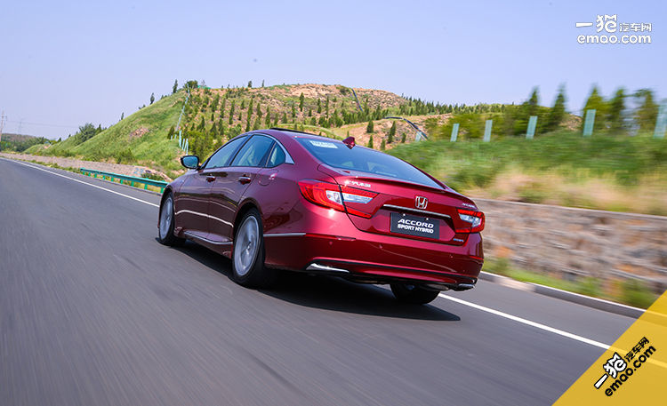 油耗低至4L还兼顾了运动性?试驾十代雅阁锐·混动