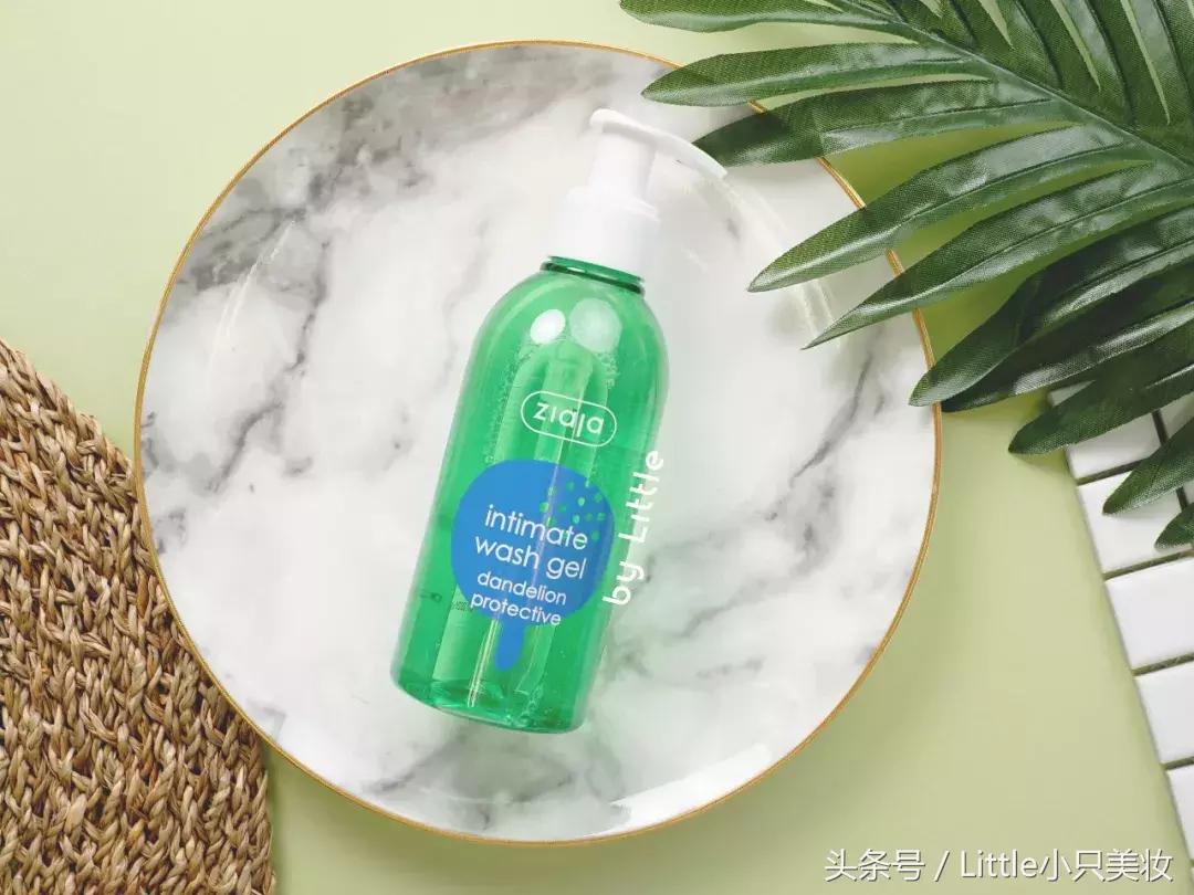 男生在女生的耳朵说悄悄话,男生跟女生耳语悄悄话