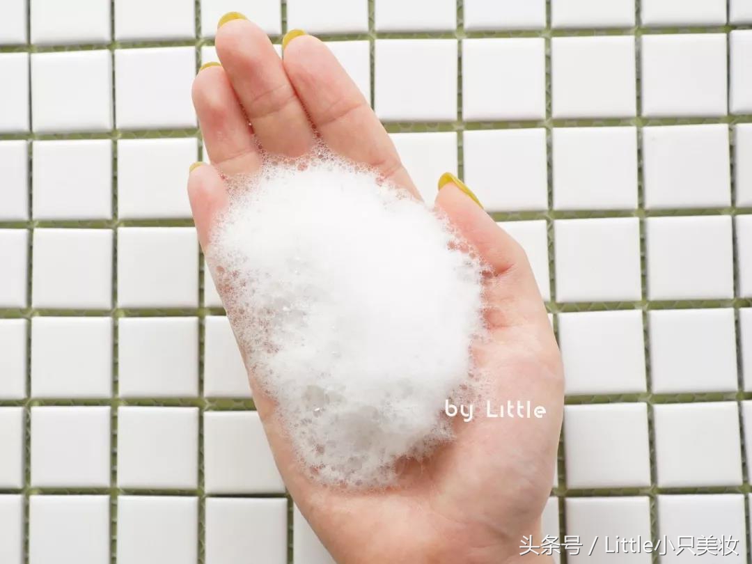 男生在女生的耳朵说悄悄话,男生跟女生耳语悄悄话