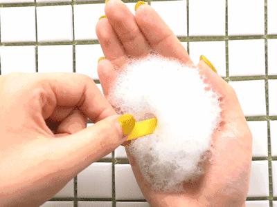 男生在女生的耳朵说悄悄话,男生跟女生耳语悄悄话