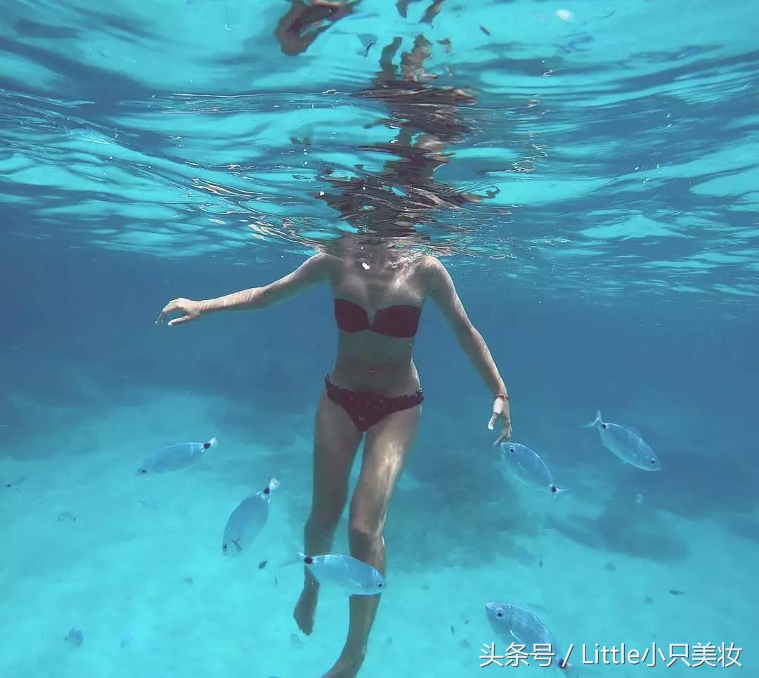 男生在女生的耳朵说悄悄话,男生跟女生耳语悄悄话