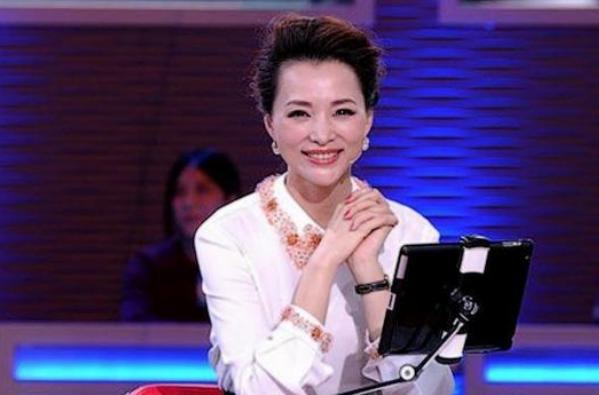 董卿父母对她严厉视频,董卿父母对她的触动