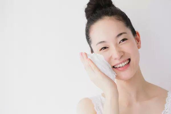 自己用工具怎么祛黑头白头,用手挤黑头怎么补救