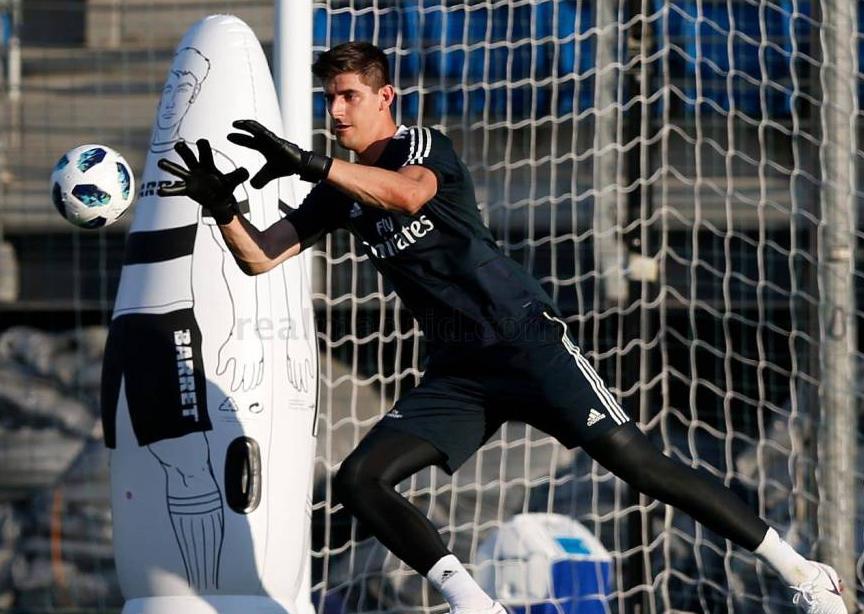 皇马迎来“双重叛徒”，亲吻队徽打脸忠诚言论，蓝军马竞全得罪了