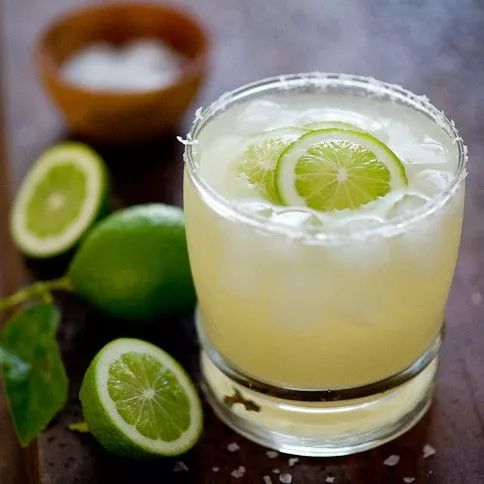 能装各种冷饮的保温杯，还是金球奖伴手礼