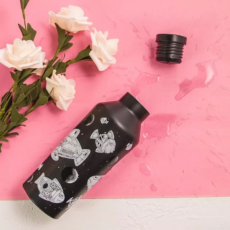 能装各种冷饮的保温杯，还是金球奖伴手礼