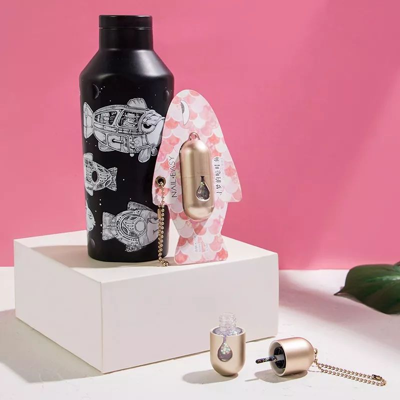 能装各种冷饮的保温杯，还是金球奖伴手礼