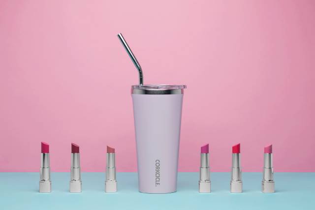 能装各种冷饮的保温杯，还是金球奖伴手礼