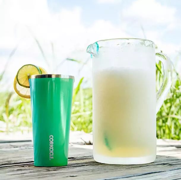 能装各种冷饮的保温杯，还是金球奖伴手礼