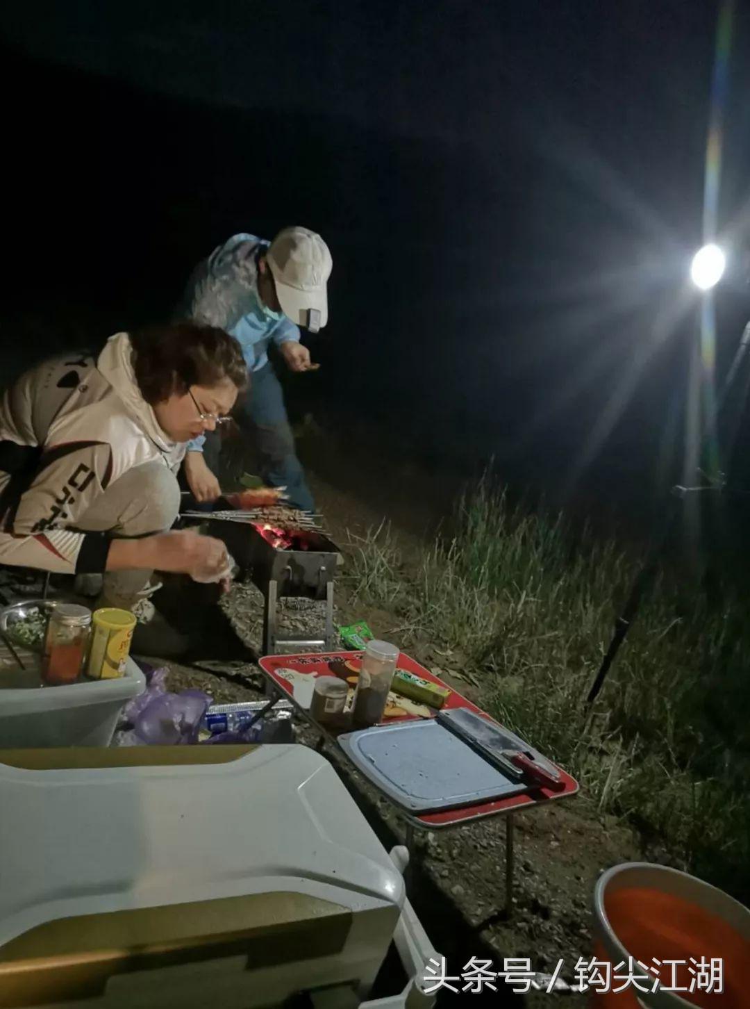 野钓日常钓鱼的乐趣只有钓鱼人懂,和钓友一起看钓鱼经验分享