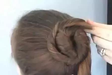 舞蹈发量少盘头教程,表演盘头的简单方法