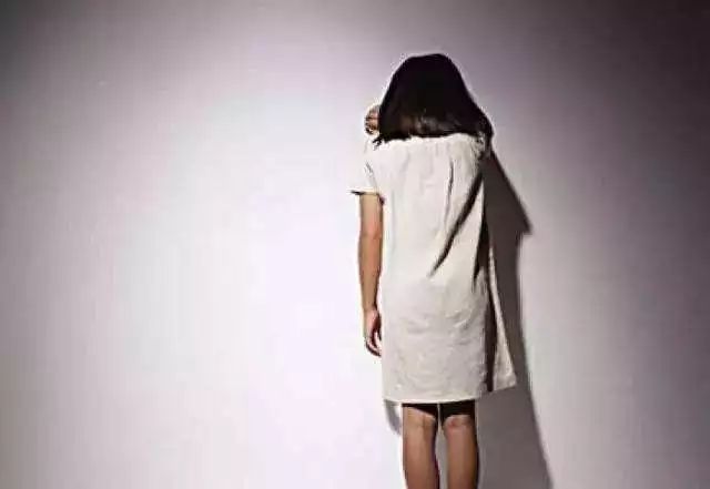 “妈妈，求你了，我不想去……”男老师对女孩子竟然做出这种事！