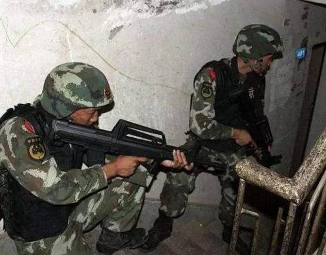 跟警方对战多次逃脱的悍匪,和警察对峙被击毙的悍匪