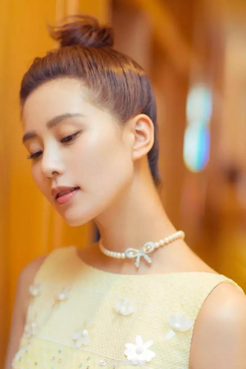 头发这样扎起来真好看,减龄发量少怎么扎头发