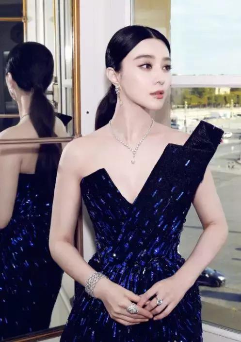 头发这样扎起来真好看,减龄发量少怎么扎头发