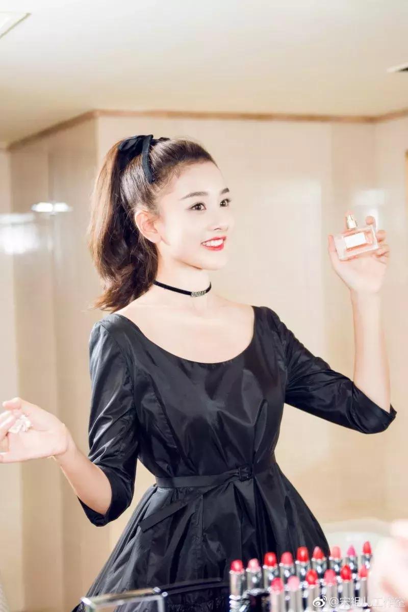 头发这样扎起来真好看,减龄发量少怎么扎头发