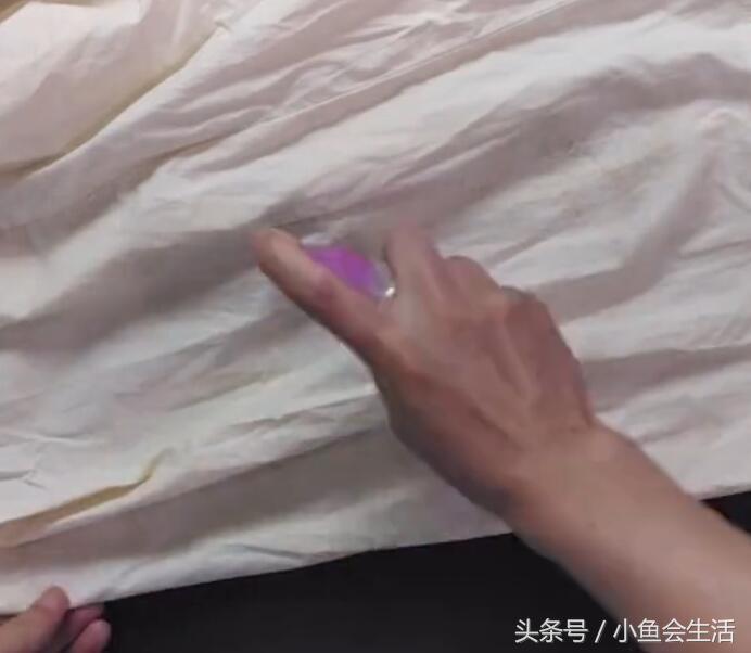 没有熨斗情况下怎么给衣服除皱,衣服有褶皱又没熨斗怎么让它变直