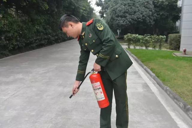 co2灭火器正确使用方法,正确使用灭火器四步骤图画