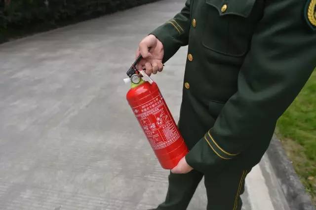 co2灭火器正确使用方法,正确使用灭火器四步骤图画