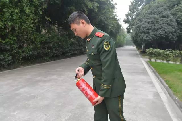 co2灭火器正确使用方法,正确使用灭火器四步骤图画