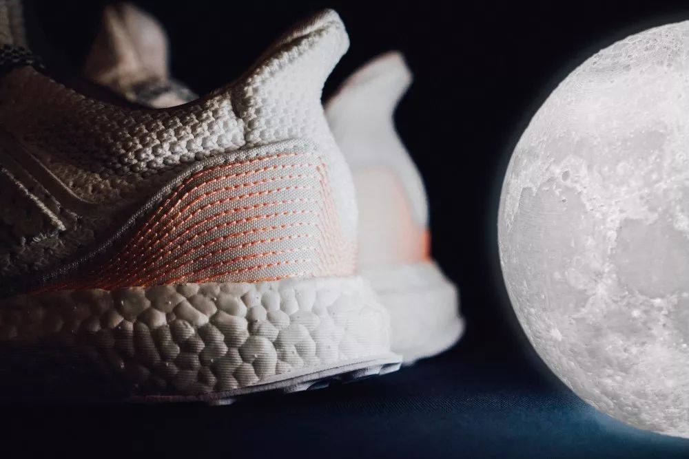 踩aj鞋情侣,脚蹬aj女