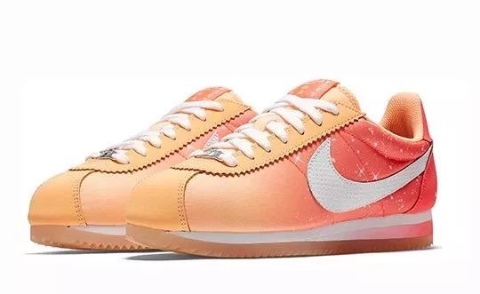 踩aj鞋情侣,脚蹬aj女