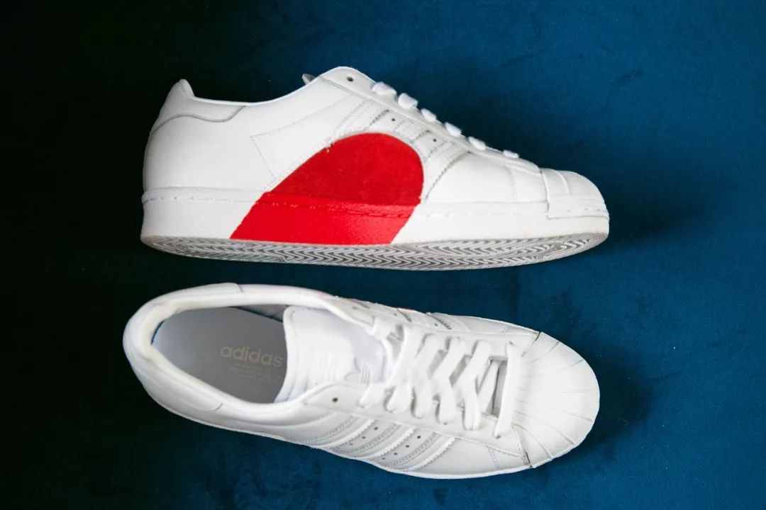 踩aj鞋情侣,脚蹬aj女