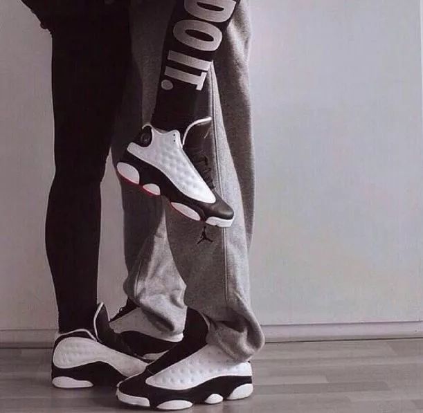 踩aj鞋情侣,脚蹬aj女