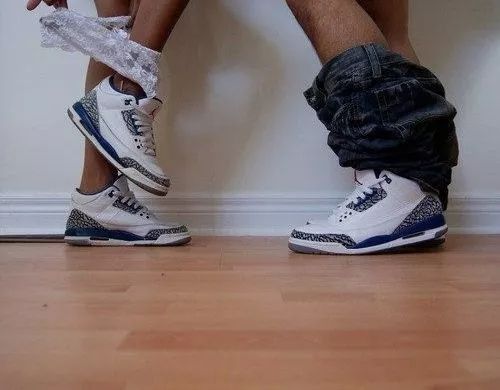 踩aj鞋情侣,脚蹬aj女