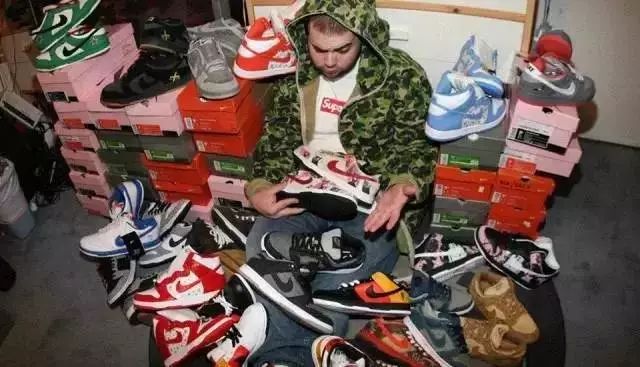 踩aj鞋情侣,脚蹬aj女