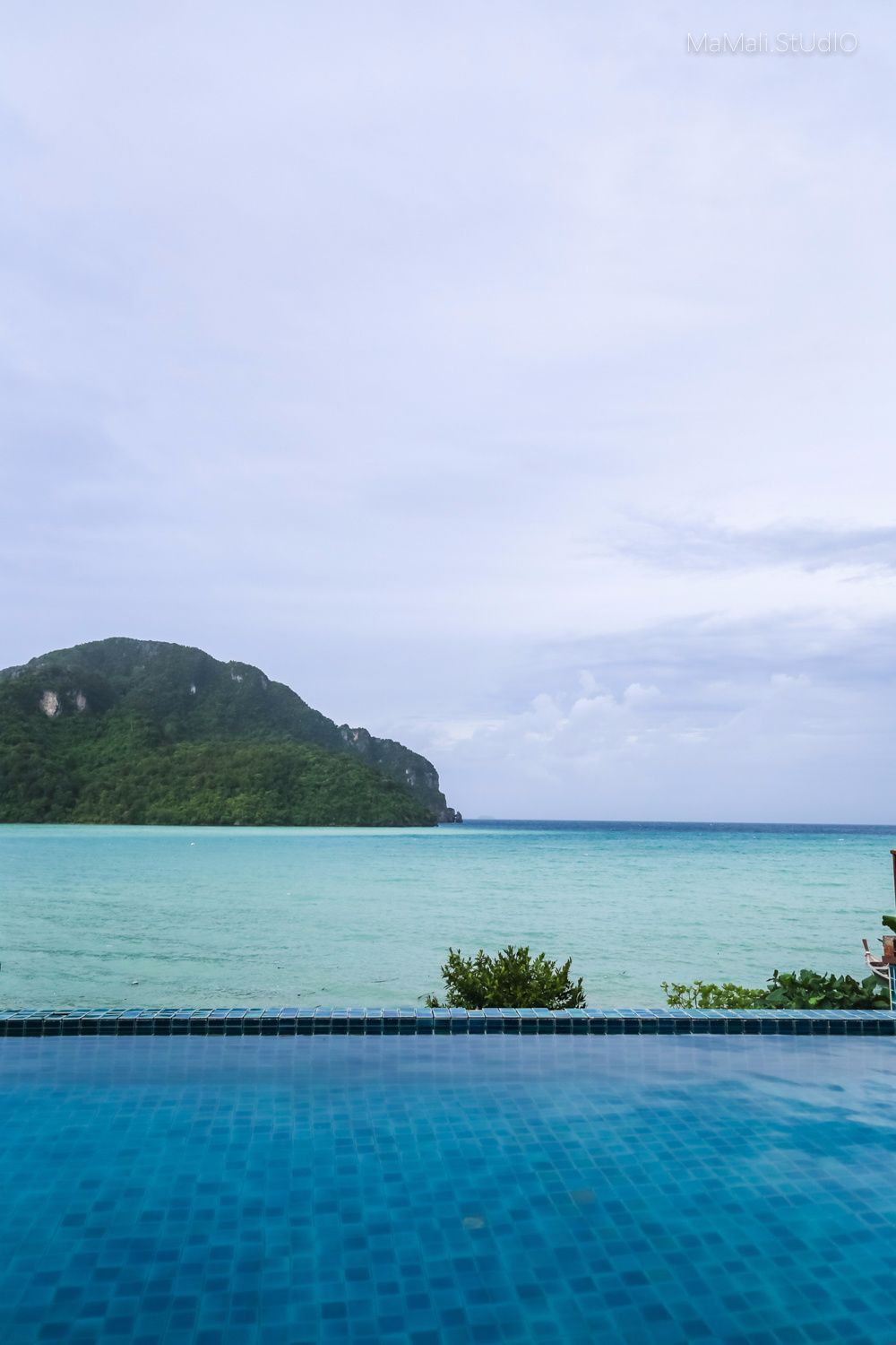 无边泳池水中漫步,无边泳池水里漫步