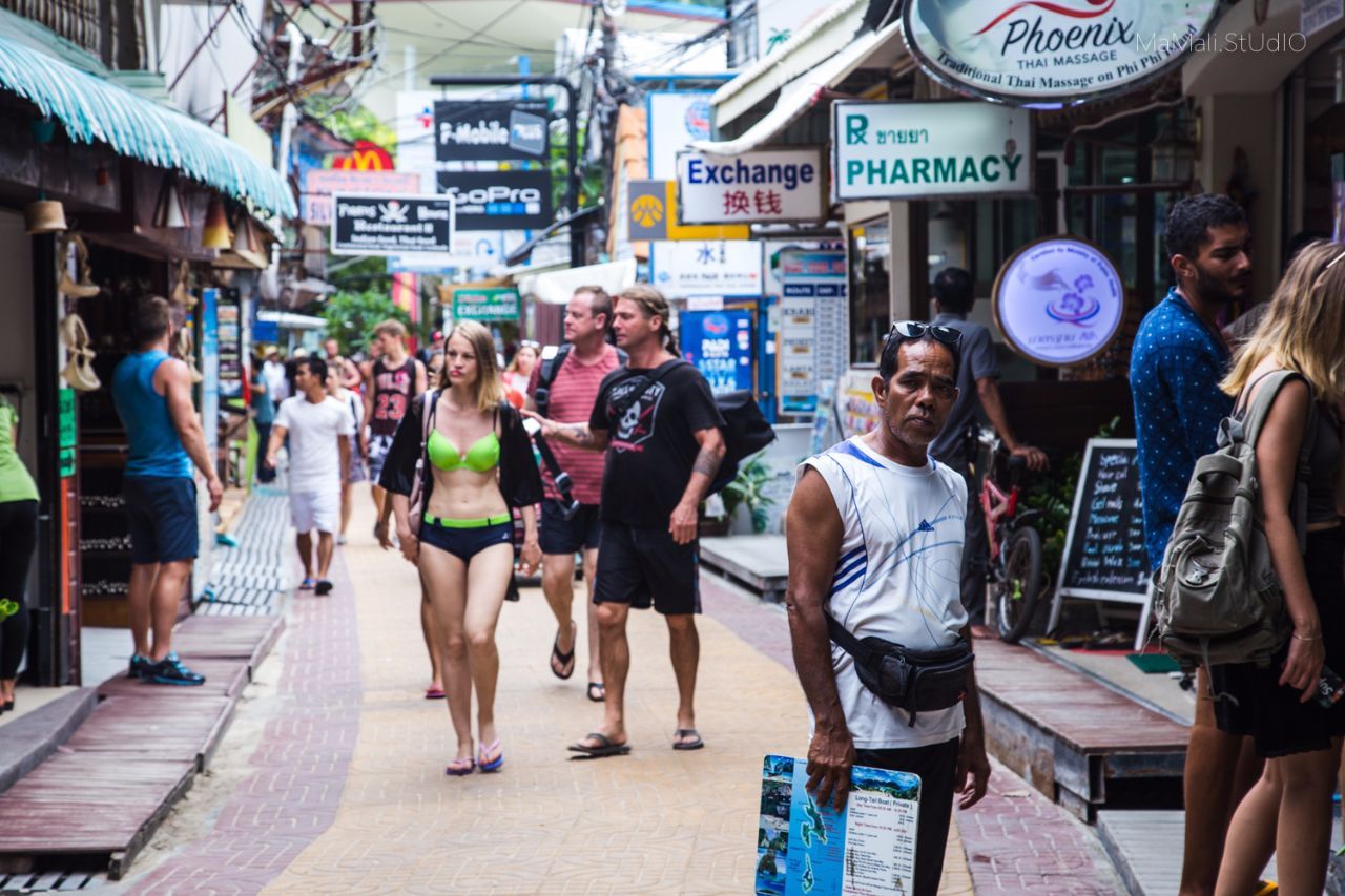 无边泳池水中漫步,无边泳池水里漫步