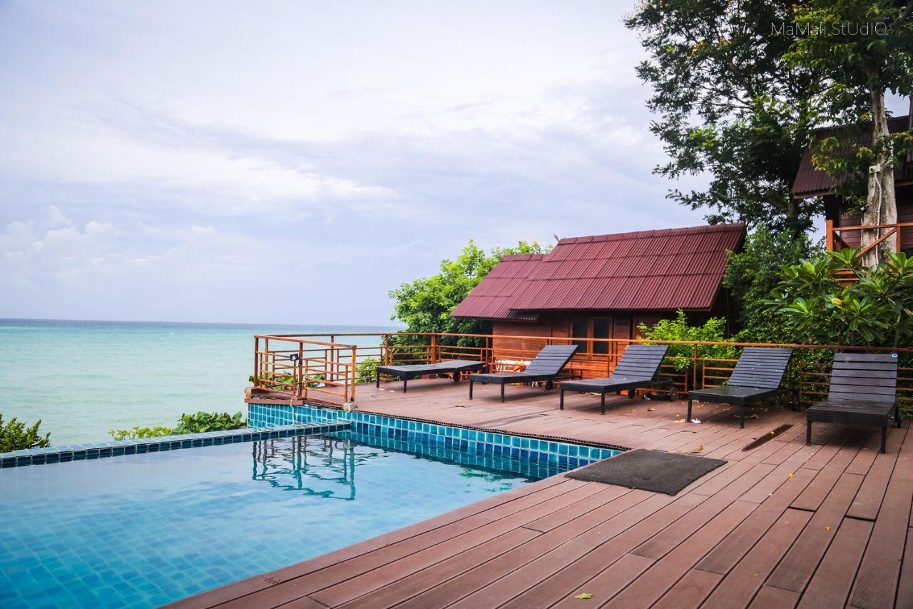 无边泳池水中漫步,无边泳池水里漫步