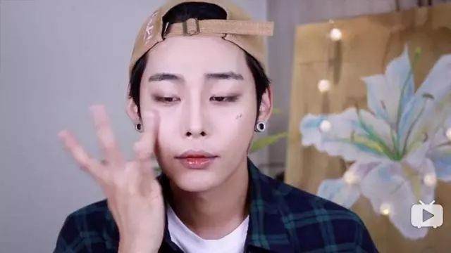 盘点那些可男可女的美妆博主,教女生化妆的男性美妆博主