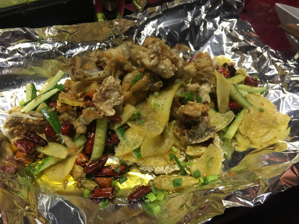 去了家川菜馆,除了各种炒菜外,特色的鲜青椒味湄公烤鱼最赞!