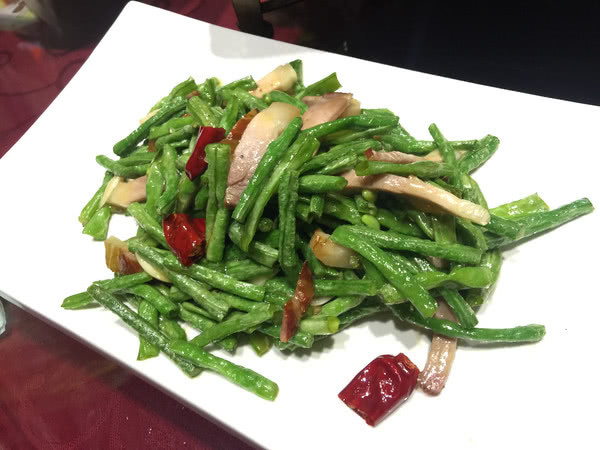 去了家川菜馆,除了各种炒菜外,特色的鲜青椒味湄公烤鱼最赞!