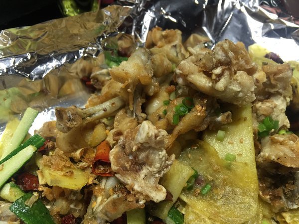 去了家川菜馆,除了各种炒菜外,特色的鲜青椒味湄公烤鱼最赞!