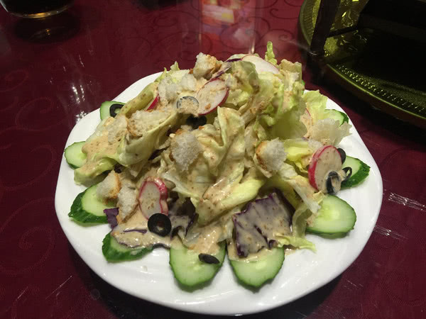 去了家川菜馆,除了各种炒菜外,特色的鲜青椒味湄公烤鱼最赞!