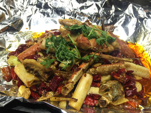 去了家川菜馆,除了各种炒菜外,特色的鲜青椒味湄公烤鱼最赞!