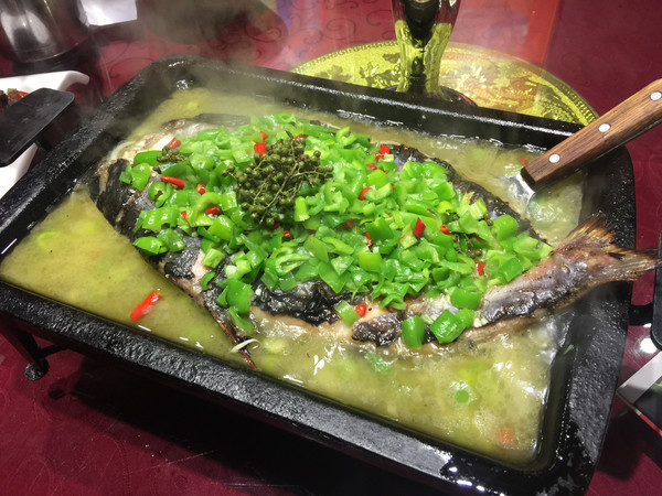去了家川菜馆,除了各种炒菜外,特色的鲜青椒味湄公烤鱼最赞!