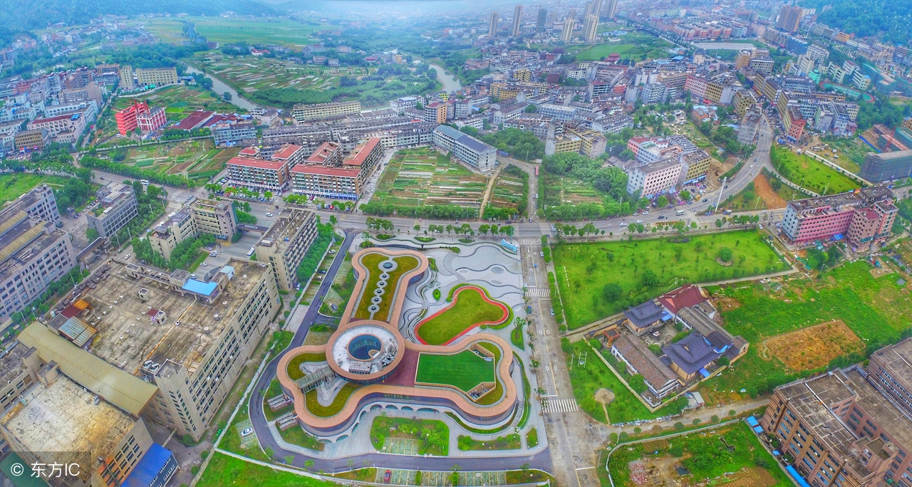 农村老家门口的服务升级,村小二不但免费代收,还免费送装家电!