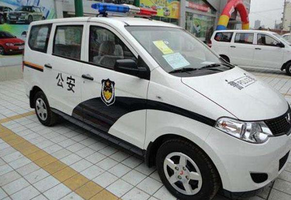当国产车披上警车制服，网友：奥拓很可爱，吉利很帅气！