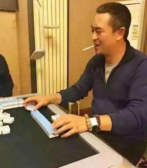 胡歌与冯小刚,冯小刚一般抽多少钱一包的香烟