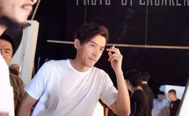 胡歌与冯小刚,冯小刚一般抽多少钱一包的香烟