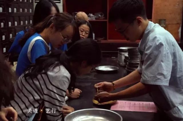 中国美院师生眼中的「文化下城」是怎样的?他们用画笔绘出了改革开放40周年的成果